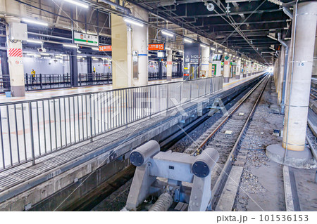 【交通イメージ】ターミナル駅のホームと線路 101536153