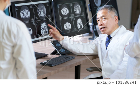 モニターに表示したエックス線データを読影する医師 101536241