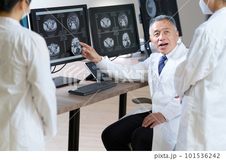 モニターに表示したエックス線データを読影する医師 101536242