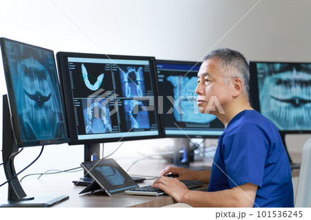 モニターに表示したレントゲン画像を読影する歯科医師 101536245