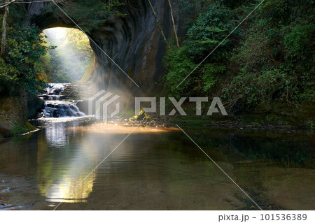 洞窟からの朝日の光芒 亀岩の洞窟(濃溝の滝) 君津市 洞窟からの朝日の光芒 亀岩の洞窟(濃溝の滝) 君津市 101536389