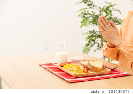 パンの朝ごはんを食べるシニア女性 101536872