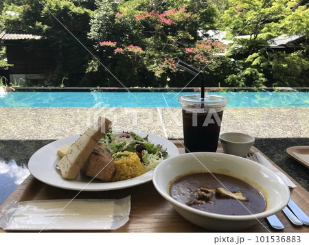 緑に囲まれた水辺のカフェ 緑に囲まれた水辺のカフェ 101536883