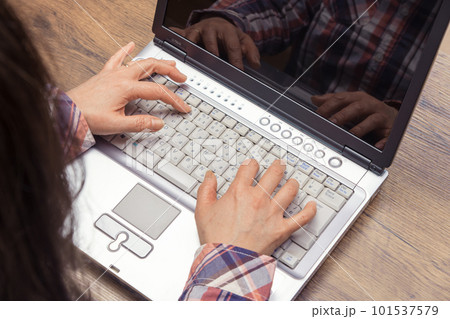 【ノートパソコンを使う女性】 101537579