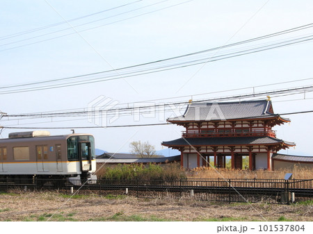 世界遺産平城宮跡朱雀門を横目に走行する近鉄奈良線の電車 101537804