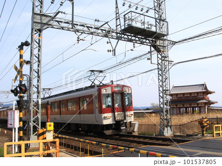 世界遺産平城宮跡朱雀門を横目に走行する近鉄奈良線の電車 101537805