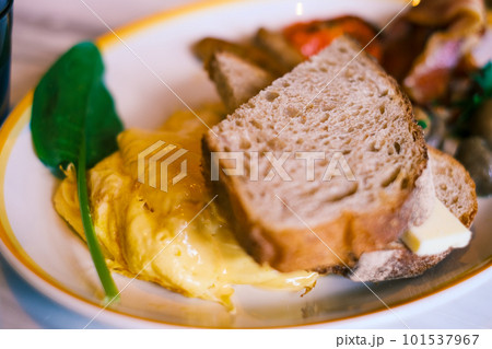 【#朝食】スクランブルエッグ&トースト 101537967