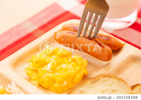 洋食の朝食イメージ(ウインナーソーセージとスクランブルエッグ)) 洋食の朝食イメージ(ウインナーソーセージとスクランブルエッグ)) 101538308