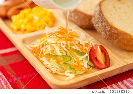 朝食の野菜サラダ 101538510