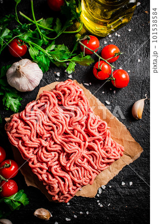 Raw minced meat with parsley and tomatoes. 101538584
