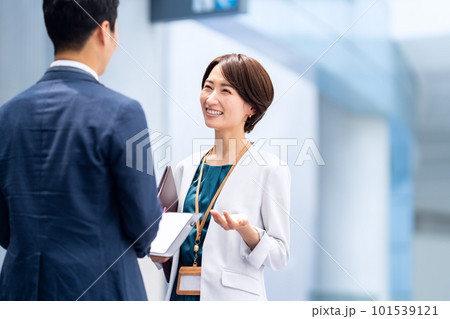 オフィスで打ち合わせをするミドルの男女のビジネスマン 101539121