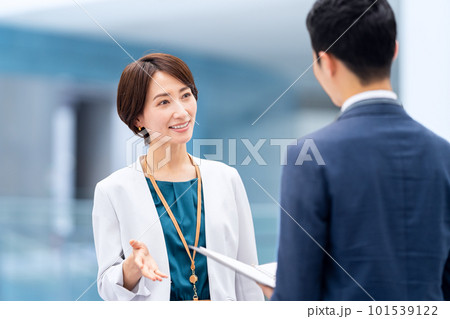 オフィスで打ち合わせをするミドルの男女のビジネスマン 101539122