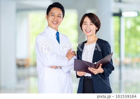 病院で商談をする医師とビジネスマン 101539164