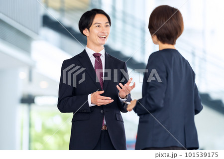 オフィスのロビーで打ち合わせをするビジネスマンの男女 101539175