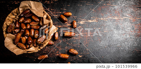 A pile of dates on paper on the table. 101539966