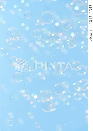 青空に舞うシャボン玉 101541343