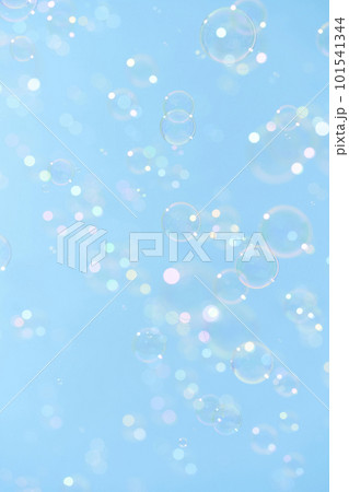 青空に舞うシャボン玉 101541344