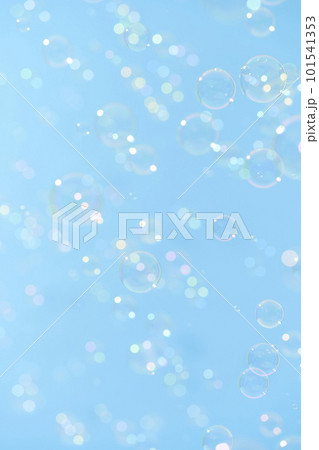 青空に舞うシャボン玉 101541353