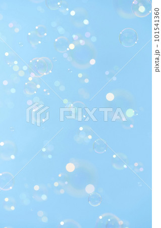 青空に舞うシャボン玉 101541360