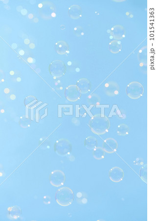 青空に舞うシャボン玉 101541363