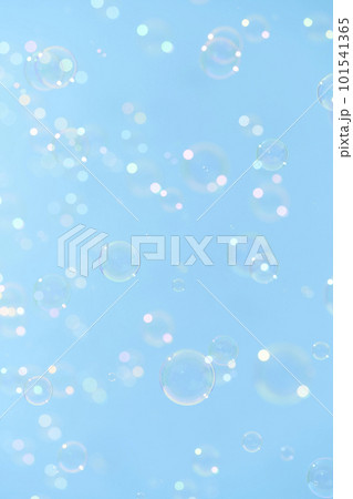 青空に舞うシャボン玉 101541365