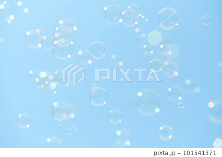 青空に舞うシャボン玉 101541371