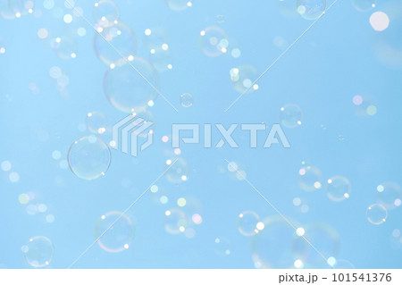 青空に舞うシャボン玉 101541376