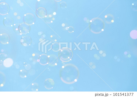 青空に舞うシャボン玉 101541377