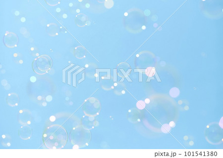 青空に舞うシャボン玉 101541380