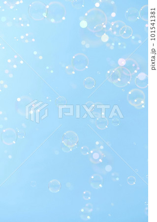 青空に舞うシャボン玉 101541381