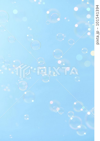 青空に舞うシャボン玉 101541394