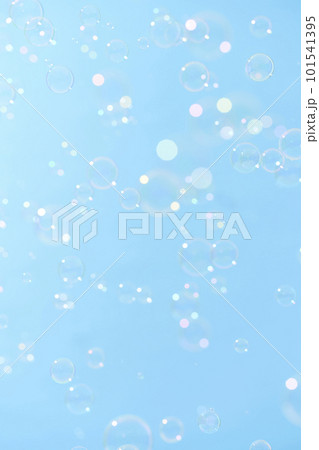 青空に舞うシャボン玉 101541395