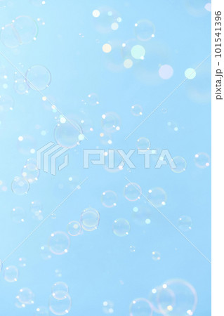 青空に舞うシャボン玉 101541396