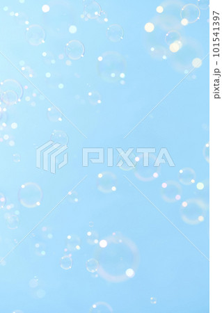 青空に舞うシャボン玉 青空に舞うシャボン玉 101541397