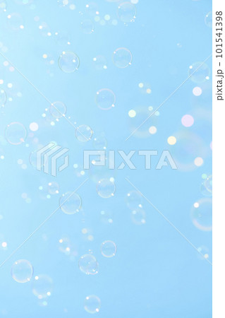 青空に舞うシャボン玉 101541398