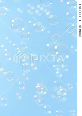 青空に舞うシャボン玉 101541403