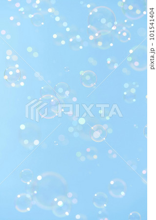 青空に舞うシャボン玉 101541404