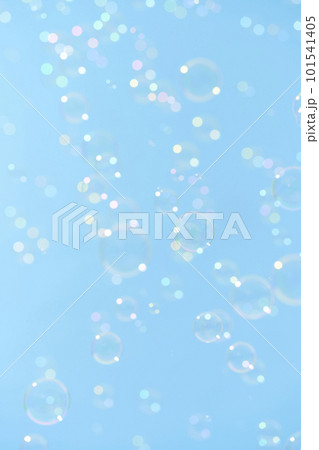 青空に舞うシャボン玉 101541405