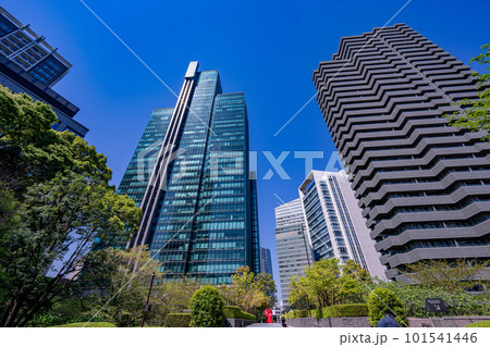 六本木一丁目駅周辺の高層ビルを見上げる新緑のオフィス街の風景 六本木一丁目駅周辺の高層ビルを見上げる新緑のオフィス街の風景 101541446