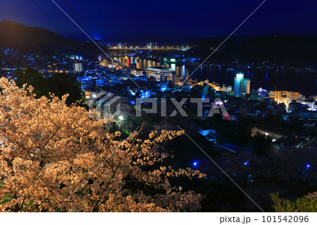 【広島県】千光寺公園の夜桜と尾道の夜景 【広島県】千光寺公園の夜桜と尾道の夜景 101542096