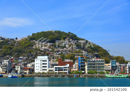 【広島県】向島から見た桜が満開の千光寺公園(尾道) 【広島県】向島から見た桜が満開の千光寺公園(尾道) 101542100