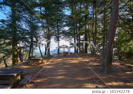 秋の東京都青梅市御岳山の長尾平園地から長尾平展望台の東屋方面 101542279