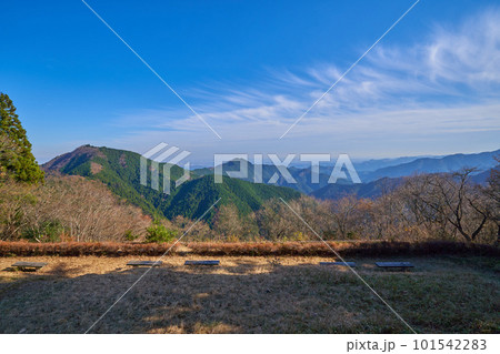 秋の東京都青梅市御岳山の長尾平展望台から東側の眺望(日の出山,麻生山など) 秋の東京都青梅市御岳山の長尾平展望台から東側の眺望(日の出山,麻生山など) 101542283