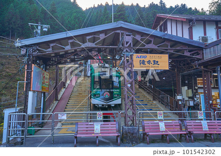 秋の東京都青梅市の御岳登山ケーブルカー滝本駅(武蔵号) 101542302