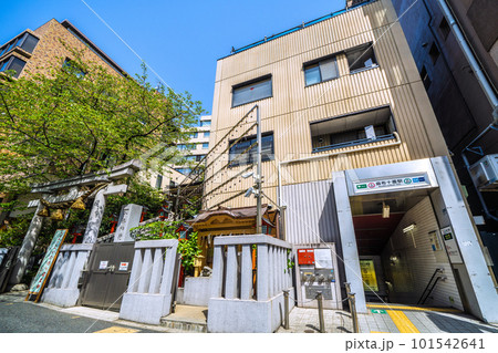 日本の東京都市景観 麻布十番駅(出入口7)や十番稲荷神社などを望む 日本の東京都市景観 麻布十番駅(出入口7)や十番稲荷神社などを望む 101542641