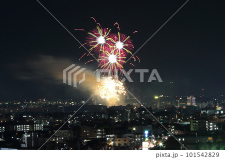 名古屋都市風景と花火 101542829