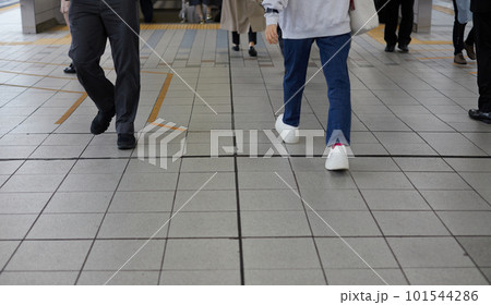 駅のホームで歩く通勤している人々の足元の姿 駅のホームで歩く通勤している人々の足元の姿 101544286
