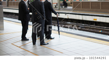 駅のホームで電車待ちの人々の後ろ姿 駅のホームで電車待ちの人々の後ろ姿 101544291