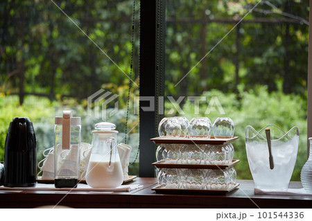 ホテルのバイキング朝食の飲み物コーナーの風景 101544336