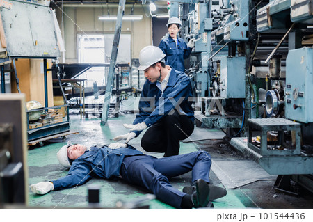 工場で労災が発生し対処をするスタッフ 工場で労災が発生し対処をするスタッフ 101544436